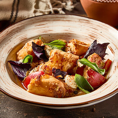 Салат с томатами и песто из кинзы в PRO.Хинкали by Novikov по цене 890 ₽