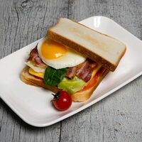 Сэндвич с яйцом и беконом в Marilyn