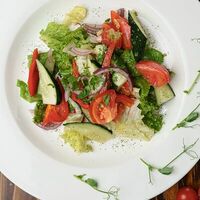 Деревенский салат из свежих овощей с оливковым масломв Шеф Пушкин