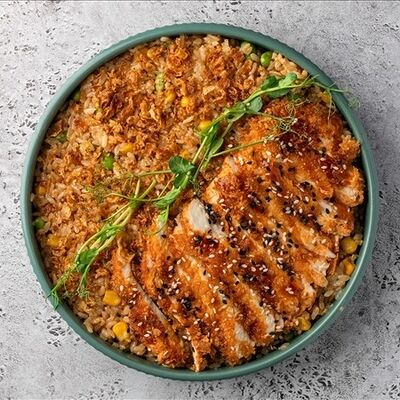 Жареный рис с хрустящей курицей в Паназиатская кухня Джеки Чо по цене 680 ₽