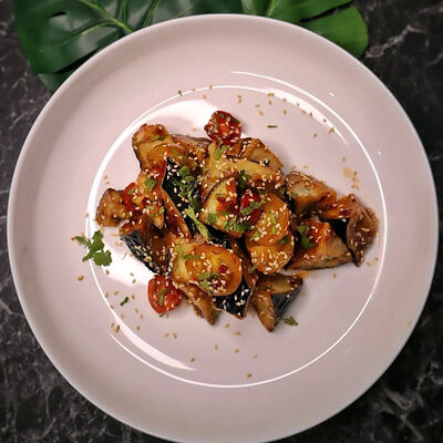 Салат с хрустящим баклажаном в Luxury по цене 490 ₽