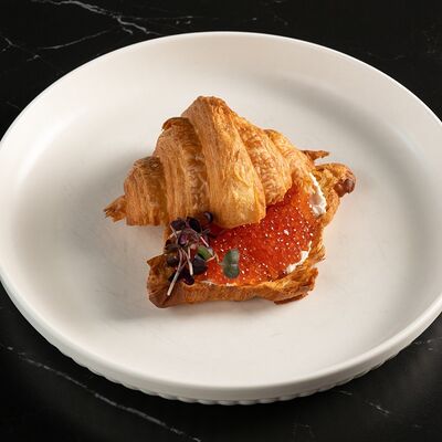 Круассан с красной икрой в Западный сад ! по цене 1200 ₽