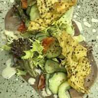 Салат с говяжьим языком и ореховым соусом в Ле Марш