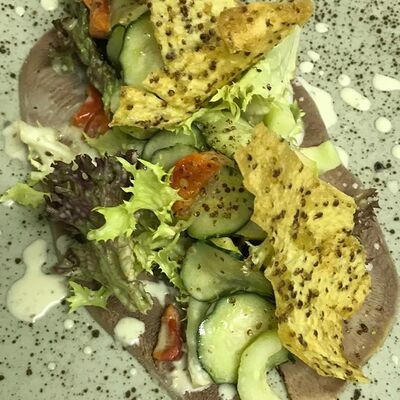 Салат с говяжьим языком и ореховым соусом в Ле Марш по цене 860 ₽