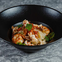 Салат из стеклянной лапши с креветками и кальмаром в Wok café