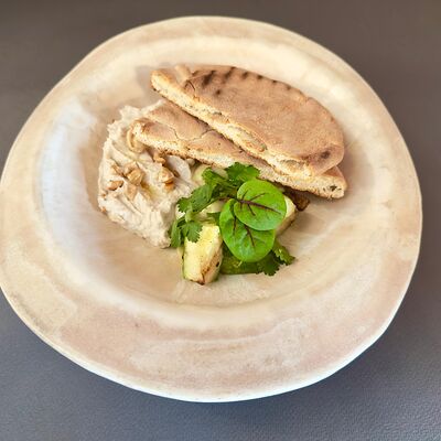 Кабачки гриль с кремом из копченого палтуса с питой в Сенполия по цене 970 ₽