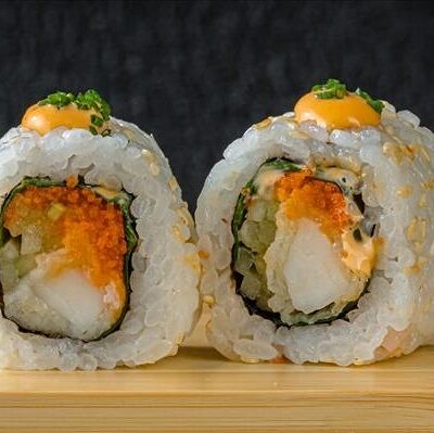 Ролл из гребешка в темпуре со шпинатом и тобико в Yellowfin by Bluefin по цене 650 ₽