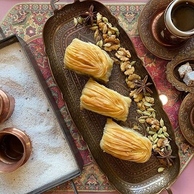 Турецкая пахлава с грецким орехом в Джезва по цене 300 ₽