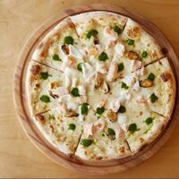 Пицца с морепродуктами на сливочном соусе в Кафе Май