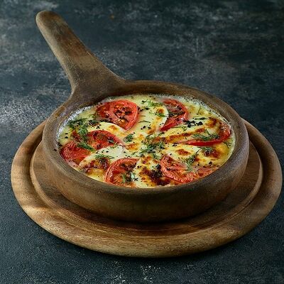 Жареный сыр сулугуни с томатами в Двор Помидор по цене 450