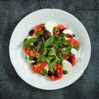 Салат Капрезе в Остерия Il Massimo