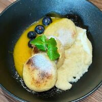 Сырники с заварным кремом в Dada Art Bakery