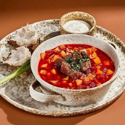 Борщ с говяжьими щечками, бородинским хлебом и намазкой в Гастробар DOM по цене 500