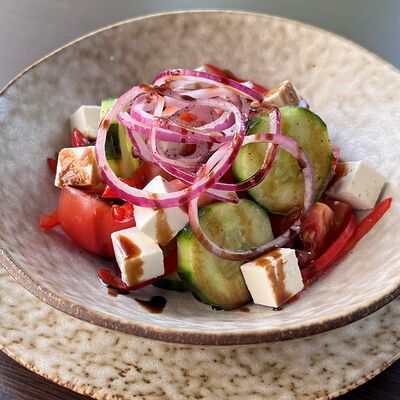 Салат Греческий из свежих овощей с брынзой в ROZENSHTEYN loft cafe по цене 420 ₽