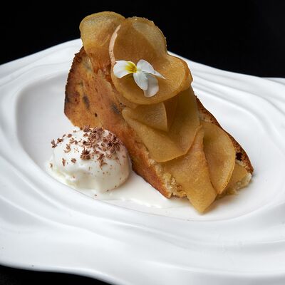 Грушевая шарлотка с шоколадом, кленовым сиропом и пломбиром в Великий Goodwine по цене 550 ₽