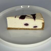 Классический чизкейк New-York с вихрями из пюре из натуральной малины в New Wave Coffee