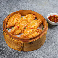 Жареные пельмени с говядиной и кимчи в Double Duck