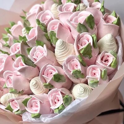 Клубника в шоколаде с розами из зефирав Fujibox по цене 4500 ₽