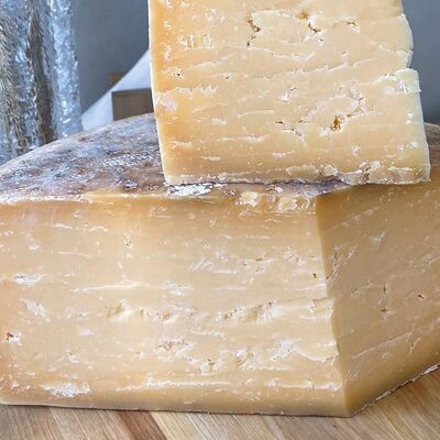 Сыр Чеддер с луком-шалотом в 11/47 Bakery по цене 565 ₽