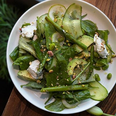 Зеленый салат с жареным авокадо, рикоттой и фисташками в Seven по цене 770 ₽