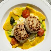 Котлеты из индейки с мостардой из оливок и картофельным пюре в Lele Kitchen & Wine