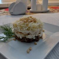 Салат слоёный с индейкой и кедровым орехом в Вена