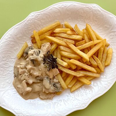 Курочка су-вид в сливочном соусе с шампиньонами с картофелем фрив Просто Азия x Десертория по цене 510 ₽