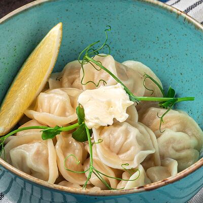Пельмени со щукой и сметанно-чесночным соусомв Бублик по цене 350 ₽