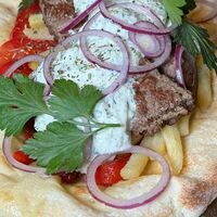 Сувлаки с говяжьим люля в Кафе Цоколь