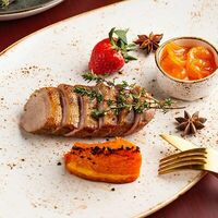 Утиное филе с вареньем из черной смородины и печеным яблоком в Jekyll & Hyde