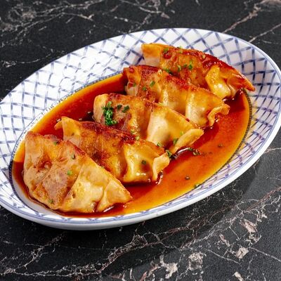 Гедза с лососем и дорадо в Gills по цене 890 ₽