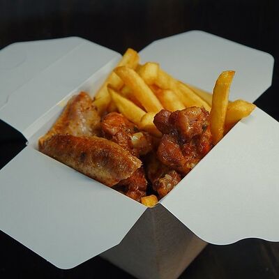 Куриные крылышки с картофелем фри в Sweetok shawerma по цене 459 ₽