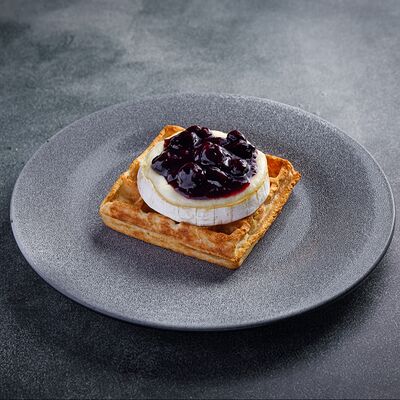 Картофельная вафля с камамбером в Zest Coffee & Wine по цене 630 ₽