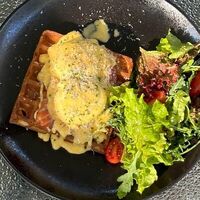 Яйца Бенедикт с лососем на хрустящей бельгийской вафле в Yellow Kitchen & bar