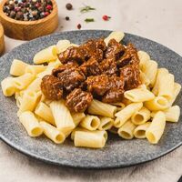 Гуляш из говядины с макаронами отварнымив Биоферма