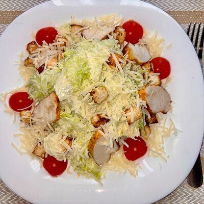 Цезарь с курицейв АМвкус по цене 901 ₽