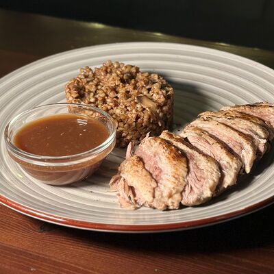 Утиная грудка с гречотто и соусом демиглас в Menthol по цене 920 ₽