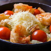 Салат Цезарь с тигровыми креветками в Гриль Ру