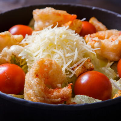 Салат Цезарь с тигровыми креветками в Гриль Ру по цене 450