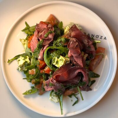 Салат с пастрами, брынзой, томатами в Zanoza Kруассантерия по цене 850 ₽