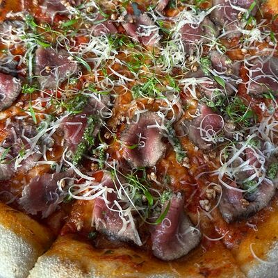 С ростбифом и соусом пестов Блиныпицца по цене 740 ₽