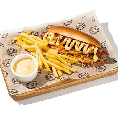 Хот-дог с куриной сосиской в Песто Тесто по цене 590 ₽