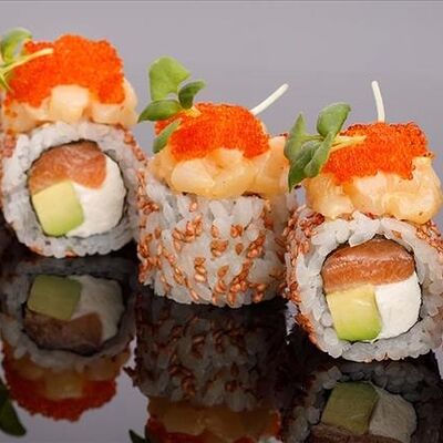 Ролл из морского гребешка и лосося в остром соусе в Bluefin по цене 2660 ₽