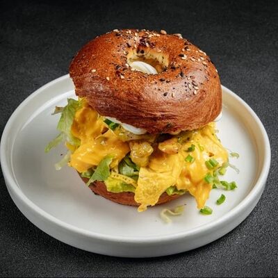 Скрамбургер с креветками и гуакамоле в Техникум по цене 590 ₽