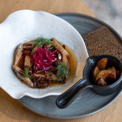 Сельдь Матье с картофелем и бородинским хлебом в ФишДиллерс по цене 439 ₽