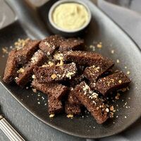 Крутоны с чесночным соусом и пармезаном в В Питере пить