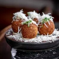 Крокеты с бычьими хвостами, перечный айоли в Cape