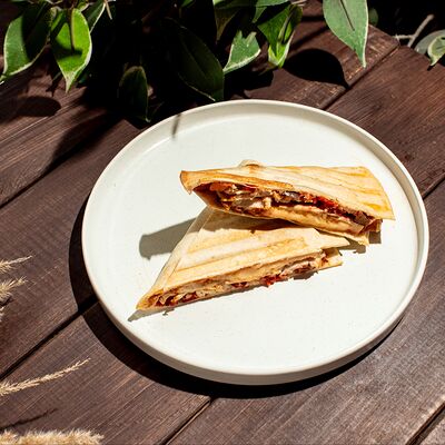 Кесадия с курицей и овощами в Грин по цене 245 ₽