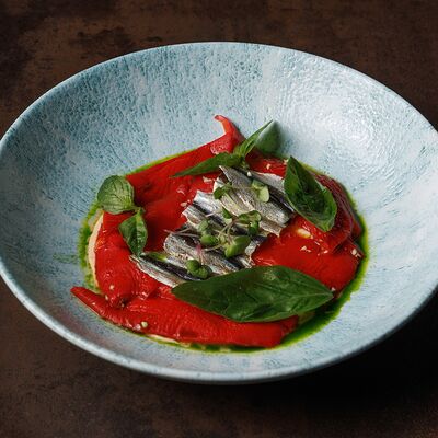 Печеный перец рамиро с балтийской килькой и соусом тоннато в Doge по цене 520 ₽