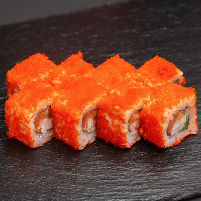 Ролл с тигровой криветкой и лососем в Royal fish по цене 389 ₽